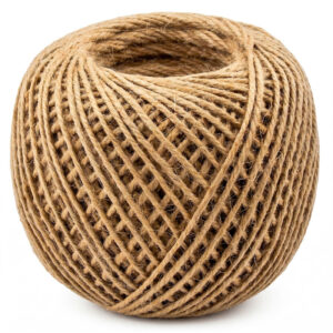 Große, dichte Rolle aus naturfarbenem, rustikalem Jute-Garn (140 Meter) auf rein weißem Hintergrund. Nahaufnahme der gewickelten Textur, ideal für umfangreiche Bastel- und Dekorationsprojekte.