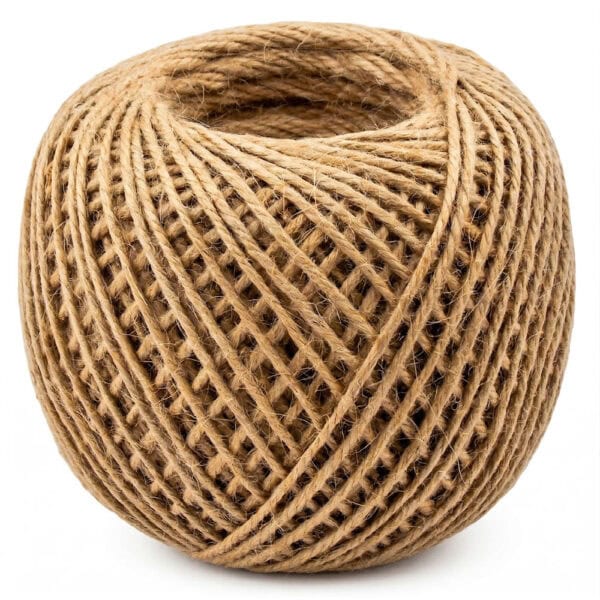 Große, dichte Rolle aus naturfarbenem, rustikalem Jute-Garn (140 Meter) auf rein weißem Hintergrund. Nahaufnahme der gewickelten Textur, ideal für umfangreiche Bastel- und Dekorationsprojekte.