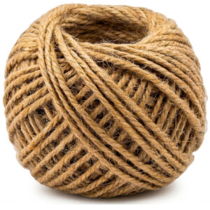 Kugel aus naturfarbenem, 3-litzig gedrehtem Jutegarn, 35 Meter Länge, auf rein weißem Hintergrund. Nahaufnahme der rustikalen Textur, ideal als Bastelschnur und Dekoseil.