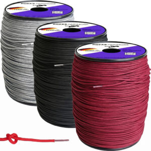 Drei große Kunststoffspulen mit Dyneema-Seilen in den Farben Silbergrau, Schwarz und Weinrot, ordentlich nebeneinander aufgereiht. Im Vordergrund liegt ein kurzes, rotes Seilstück mit einem Knoten.