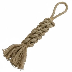 Handgefertigtes Hundespielzeug aus Naturhanf mit einer Handschlaufe, einem dick geflochtenen Mittelteil und großen, weichen Fransen am Ende.
