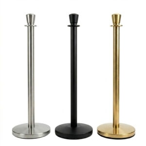 Drei Premium Personenleitsystem Ständer (99cm) mit Zylinderkopf in Silber Matt, Schwarz und Gold gebürstet.