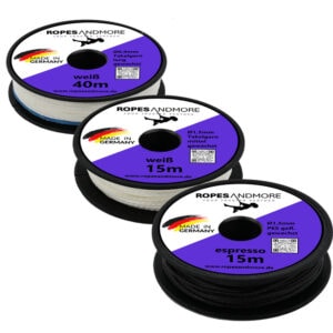 Drei Spulen Ropes & More® gewachstes Takelgarn aus Polyester: links 0,9mm weiß, mitte 1,5mm weiß, rechts 1,5mm espresso.