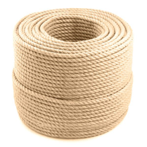 Nahaufnahme einer Rolle 12mm dickes Juteseil aus hellen Naturfasern auf weißem Hintergrund.