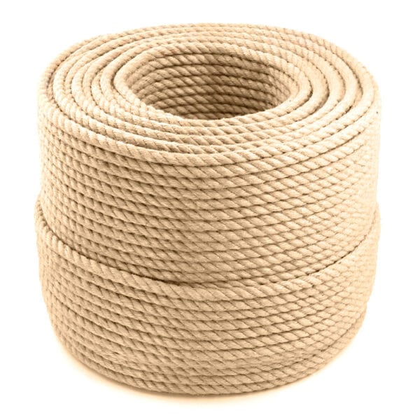 Nahaufnahme einer Rolle 12mm dickes Juteseil aus hellen Naturfasern auf weißem Hintergrund.