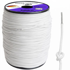 Seitenansicht einer vollen Kunststoffspule mit 500m weißem 3mm Dyneema-Seil. Rechts davon eine Detailansicht eines geknoteten Seilendes mit Metallhülse. Das Spulenlabel zeigt "ROPES AND MORE", "MADE IN GERMANY" und "500m".