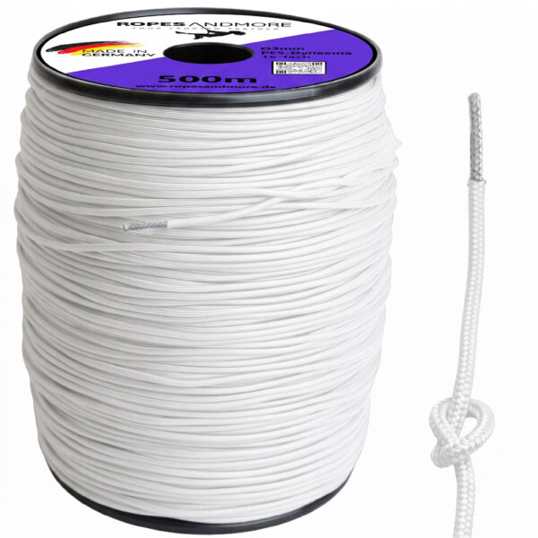 Seitenansicht einer vollen Kunststoffspule mit 500m weißem 3mm Dyneema-Seil. Rechts davon eine Detailansicht eines geknoteten Seilendes mit Metallhülse. Das Spulenlabel zeigt "ROPES AND MORE", "MADE IN GERMANY" und "500m".
