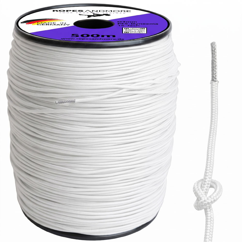 Seitenansicht einer vollen Kunststoffspule mit 500m weißem 3mm Dyneema-Seil. Rechts davon eine Detailansicht eines geknoteten Seilendes mit Metallhülse. Das Spulenlabel zeigt "ROPES AND MORE", "MADE IN GERMANY" und "500m".