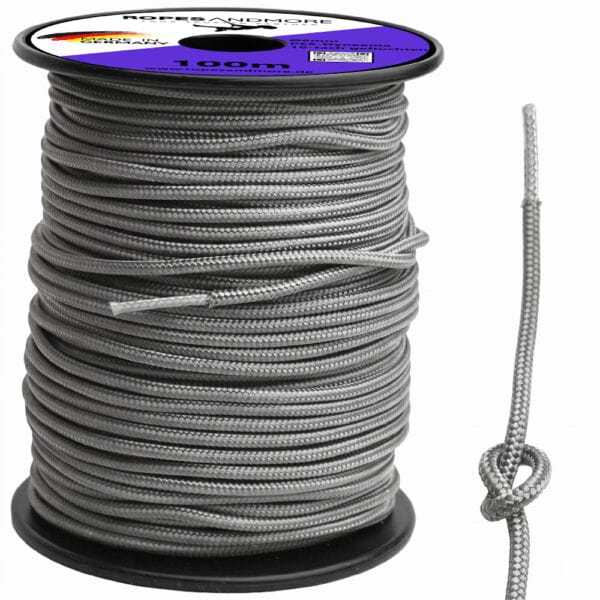 Silbergraues 5mm Dyneema-Seil (PES-Mantel) auf einer 100m Kunststoffspule von RopesAndMore mit einer Detailansicht des Seilendes und Knotens daneben.