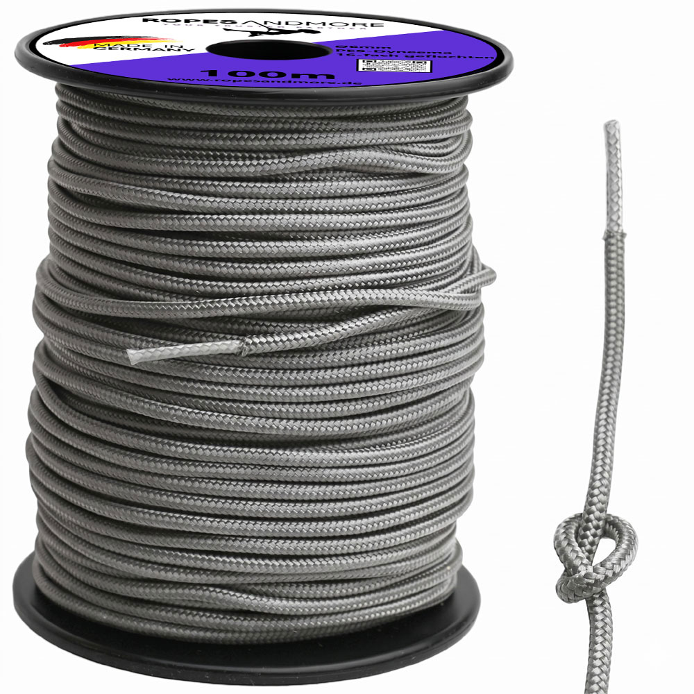Silbergraues 5mm Dyneema-Seil (PES-Mantel) auf einer 100m Kunststoffspule von RopesAndMore mit einer Detailansicht des Seilendes und Knotens daneben.